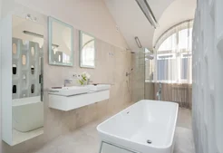 Modernes Badezimmer mit freier Badewanne, begehbarer Dusche und doppeltem Waschbecken.