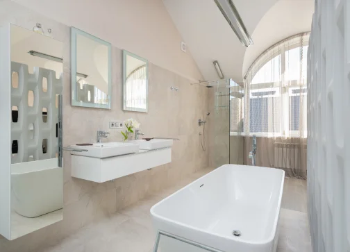 Modernes Badezimmer mit freier Badewanne, begehbarer Dusche und doppeltem Waschbecken.